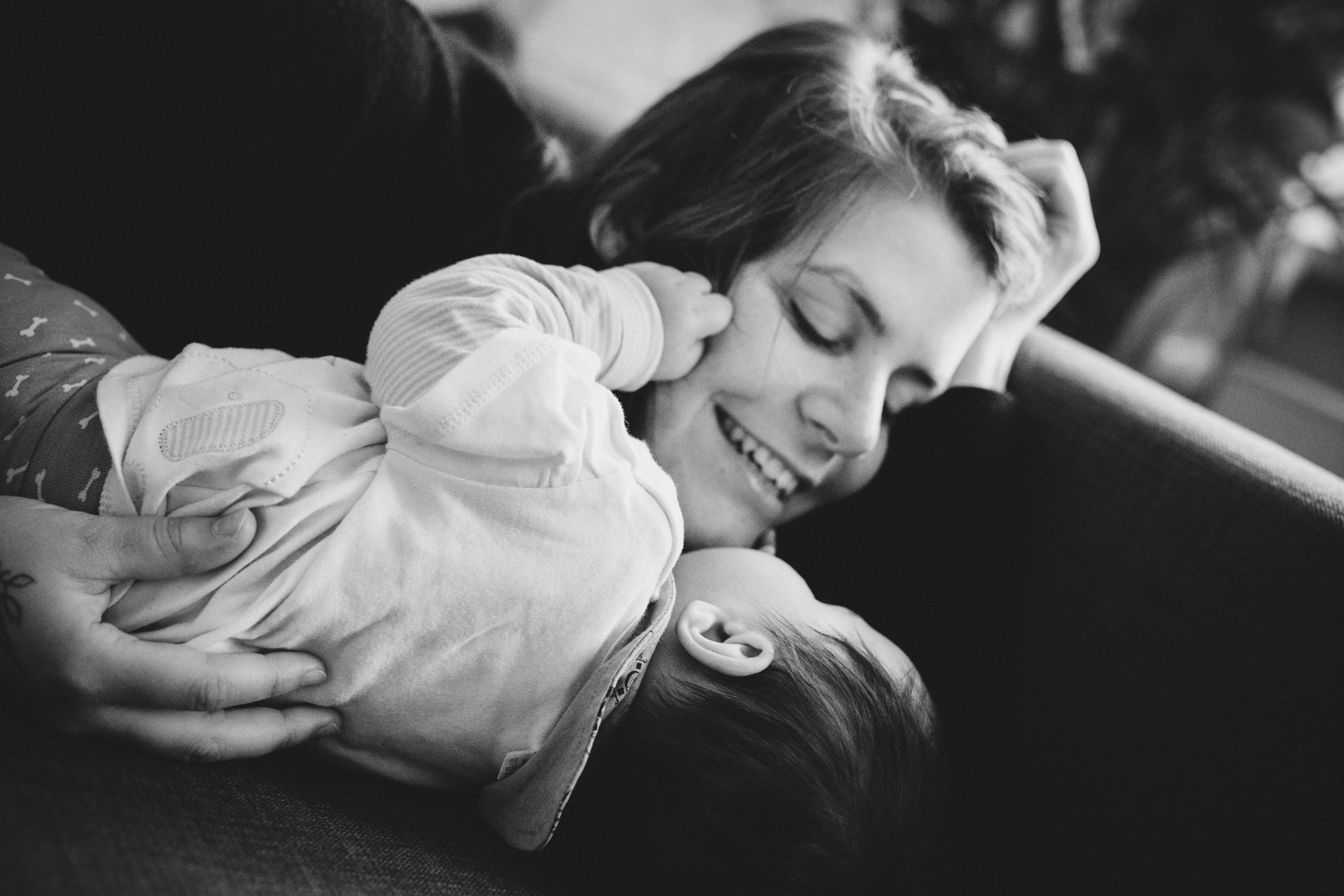 Babyfotos Familienreportage Berlin: Mutter lächelt Kind an