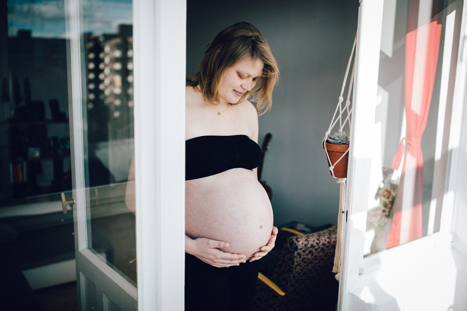 Familienfotograf Berlin Schwangerschaftsfotos: Schwangerschaftsfoto an geöffneter Tür
