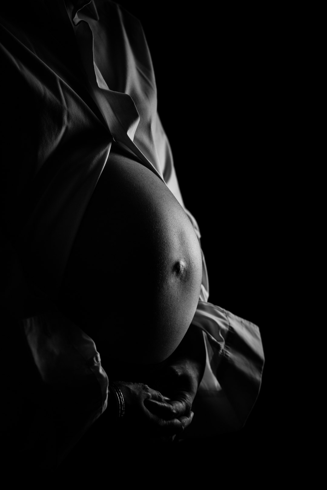 Familienfotograf Berlin Schwangerschaftsfotos: Babybauchfoto im Studio