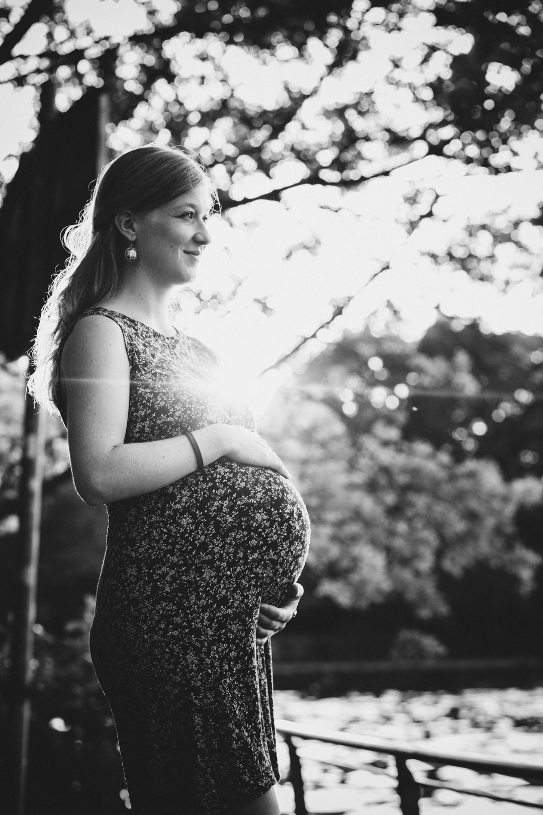 Familienfotograf Berlin Schwangerschaftsfotos: Babybauchfoto auf Insel der Jugend Berlin-Treptow. Babybauchfoto im Gegenlicht