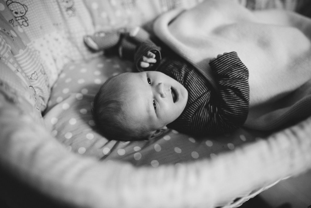 Neugeborenenfotos Berlin Familienreportage Berlin-Wedding: Baby gähnt