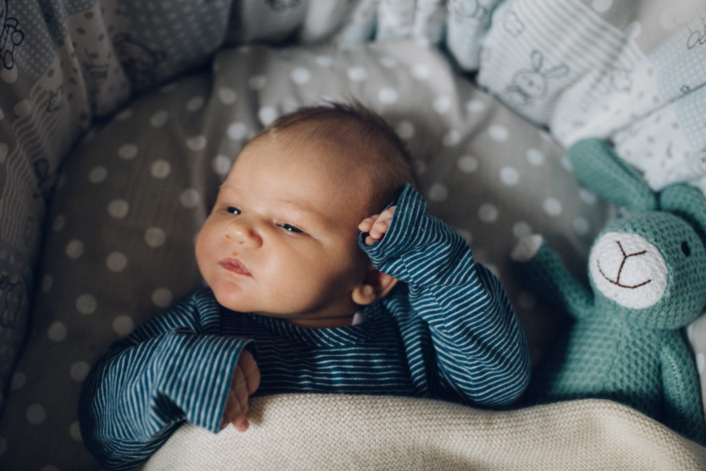 Neugeborenenfotos Berlin Familienreportage Berlin-Wedding: Müdes Baby mit Kuscheltier