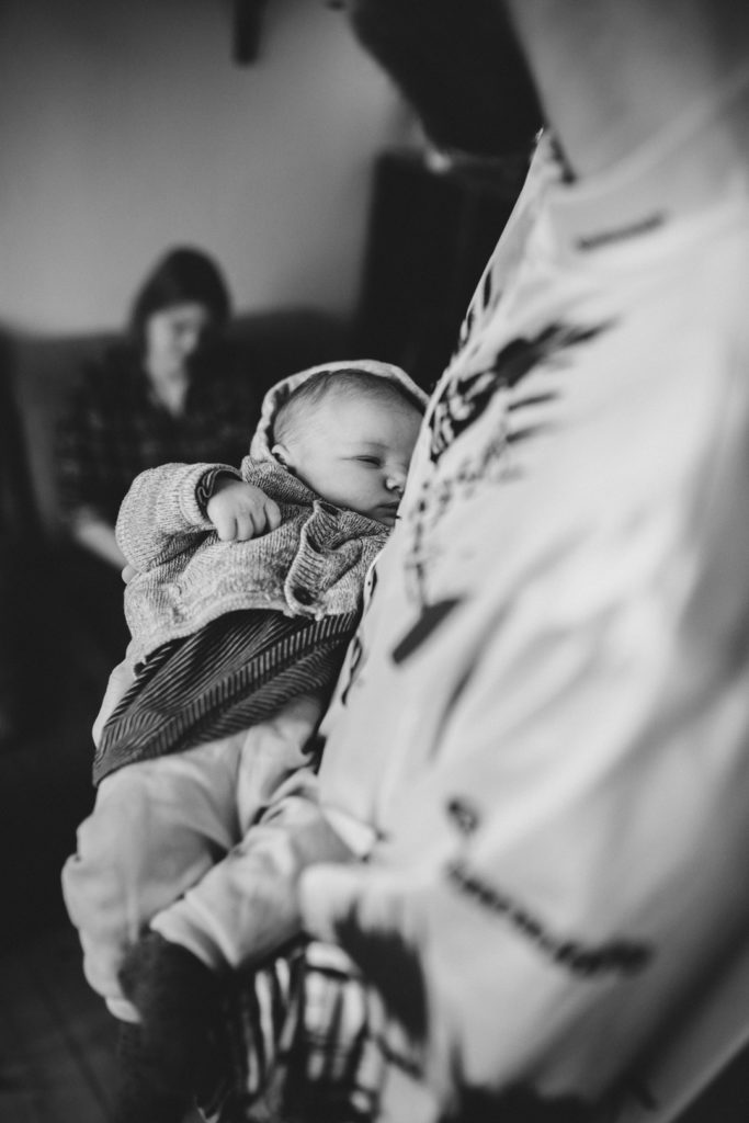 Neugeborenenfotos Berlin Familienreportage Berlin-Wedding: Baby auf dem Arm des Vaters