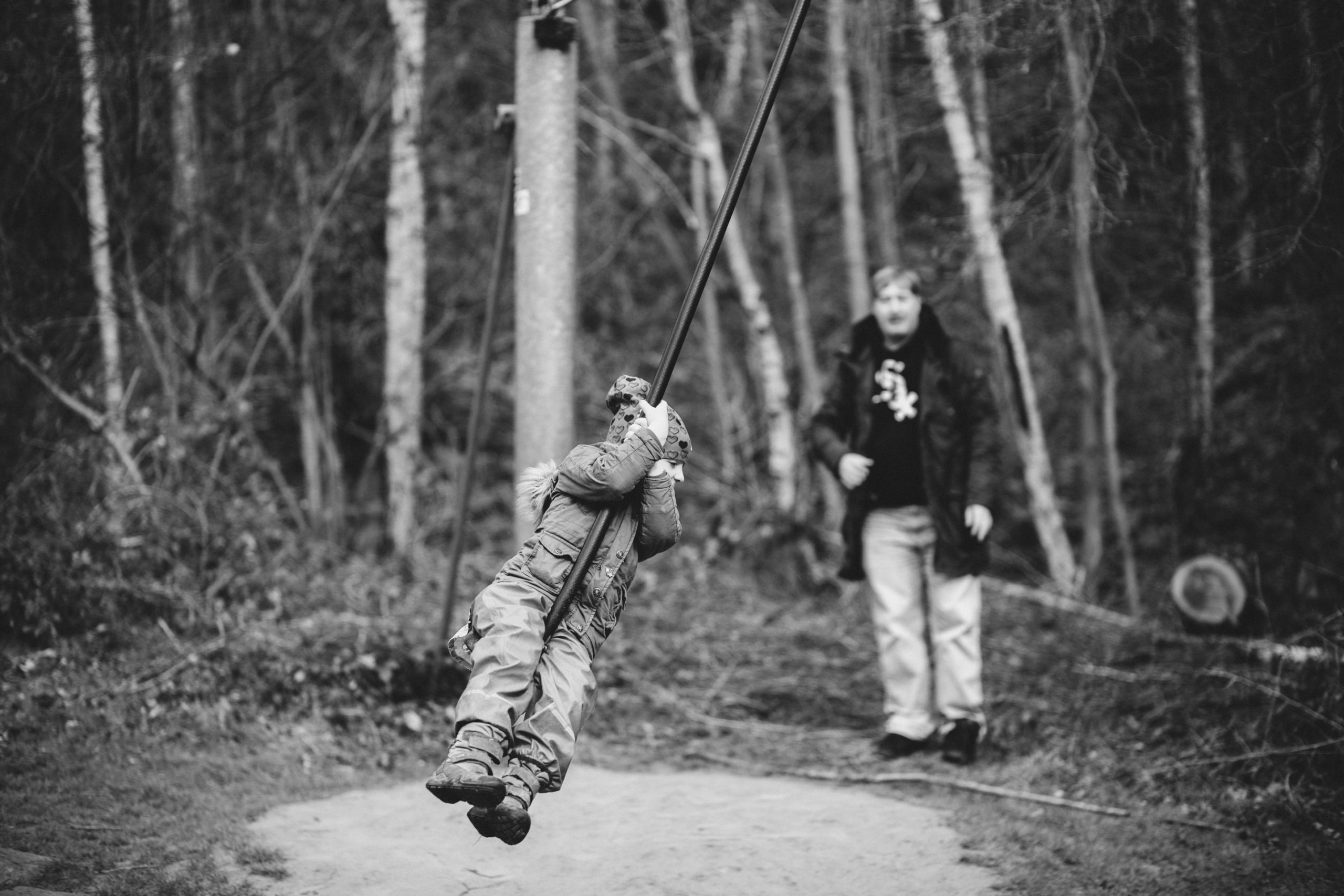 Kind auf Seilbahn, Vater im Hintergrund bei Familienreportage in Hattingen