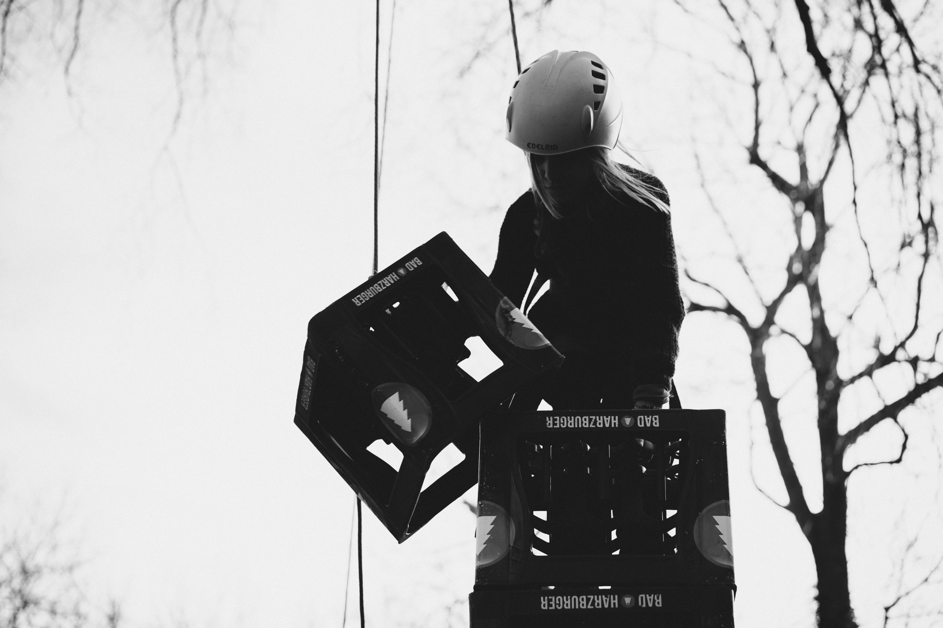 Familienreportage Berlin: Kind mit Helm auf Kistenstapel