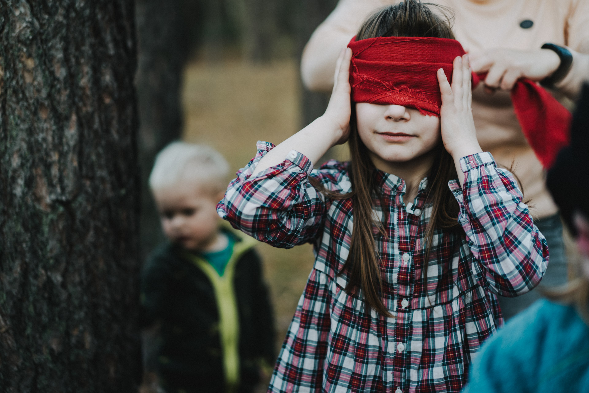 Familienreportage Berlin: Kind beim Spielen: Blinde Kuh