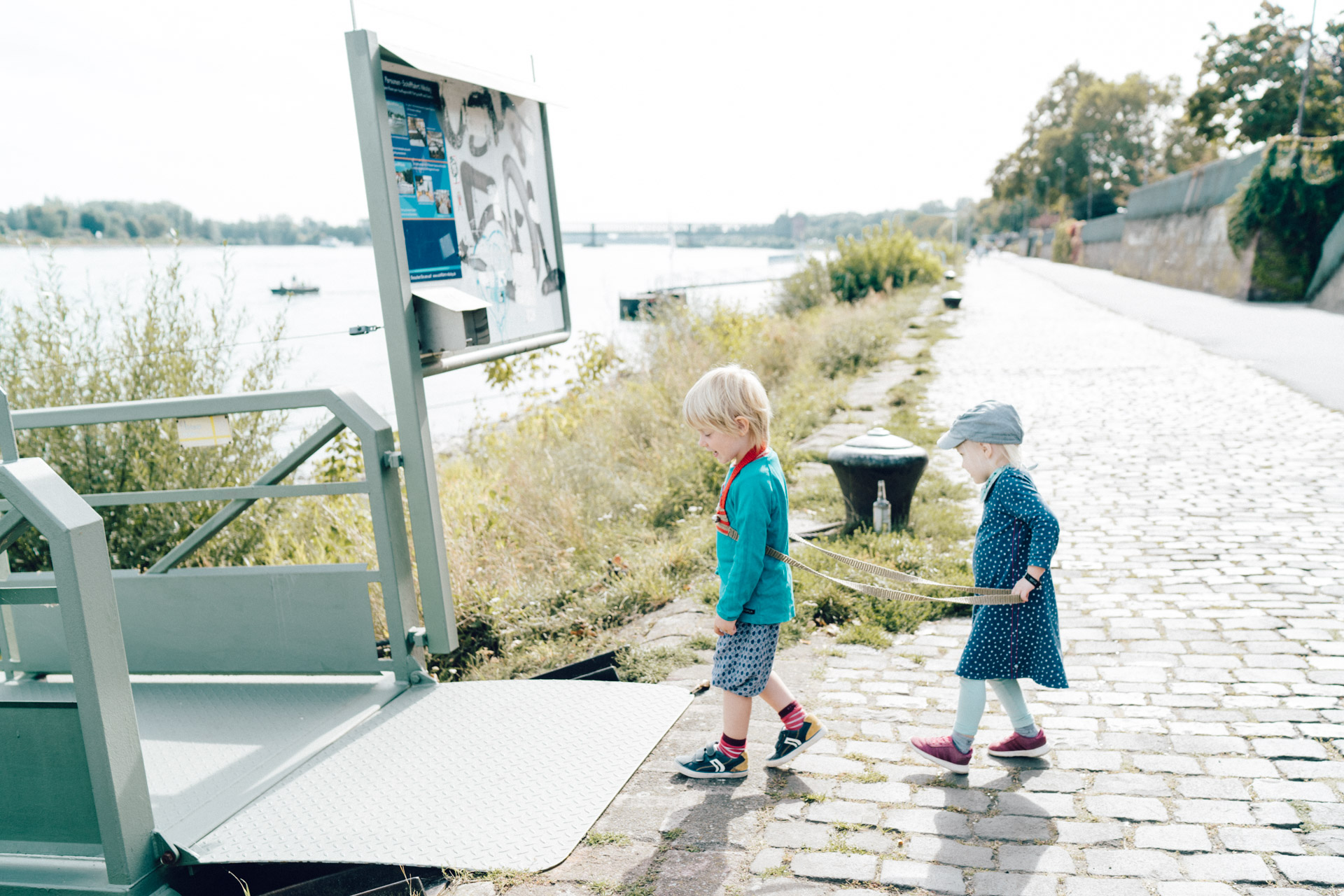 Familienreportage Berlin: Kinder spielen an Uferweg