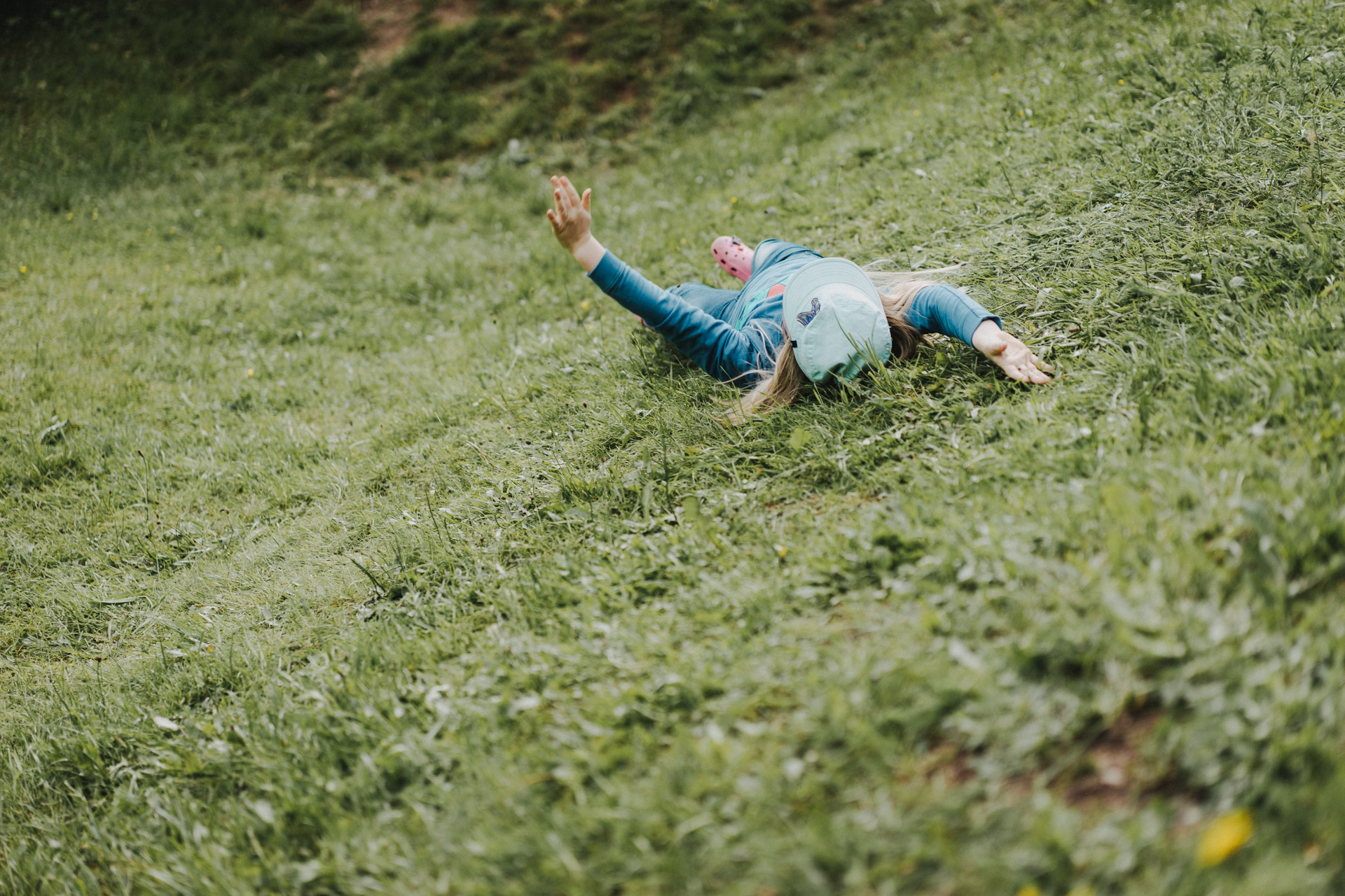 Familienreportage Berlin: Kind rollt über Wiese