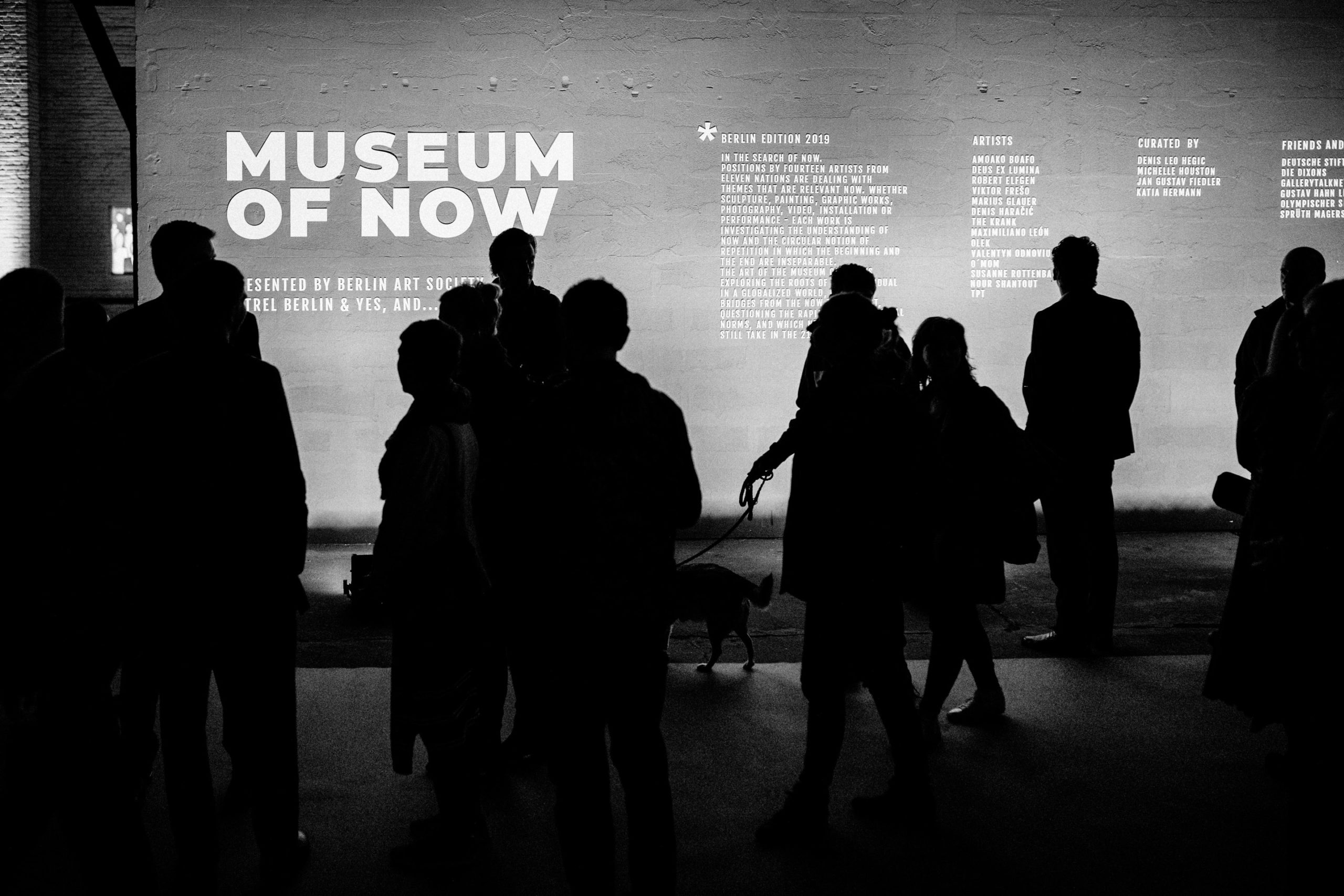Eventreportage: Schriftzug Museum of now .Im Vordergrund Sillhouetten