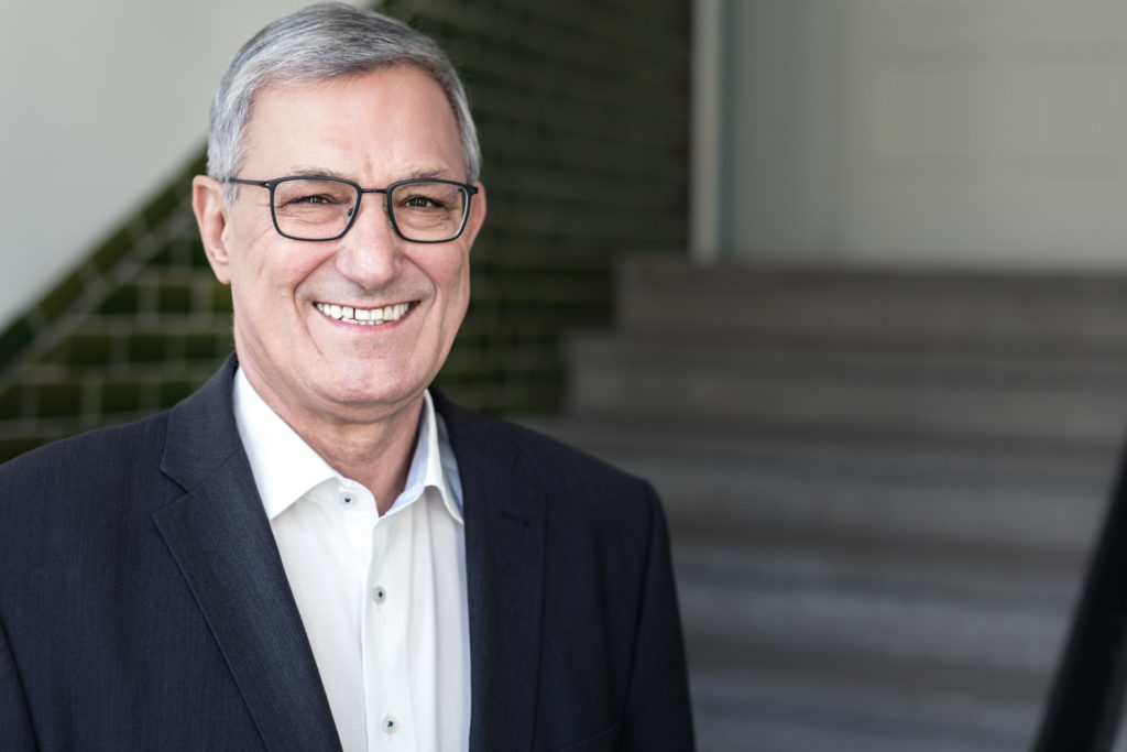 Portraits von Politikern Berlin: Portraitfoto von Bernd Riexinger in Treppenhaus