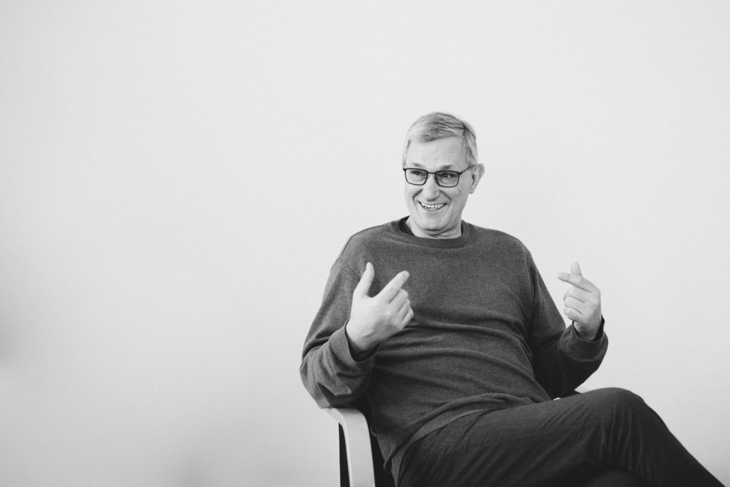 Portraits von Politikern Berlin: Schwarzweißfoto Bernd Riexinger sitzend vor Weißer Wand