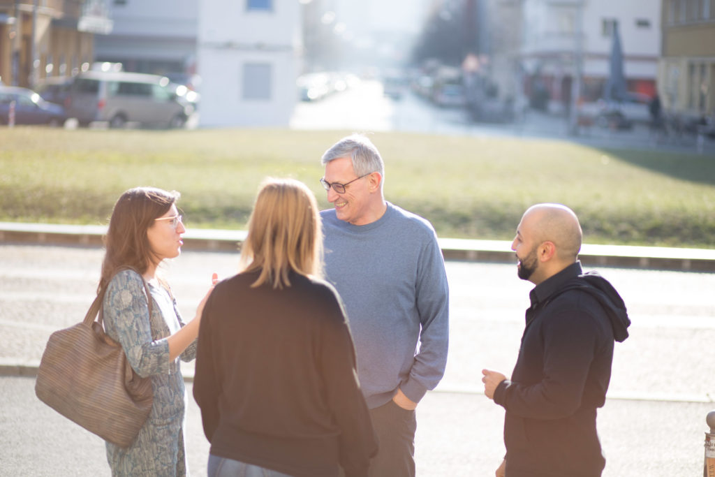 Politikerportrait Bernd Riexinger mit Gruppe