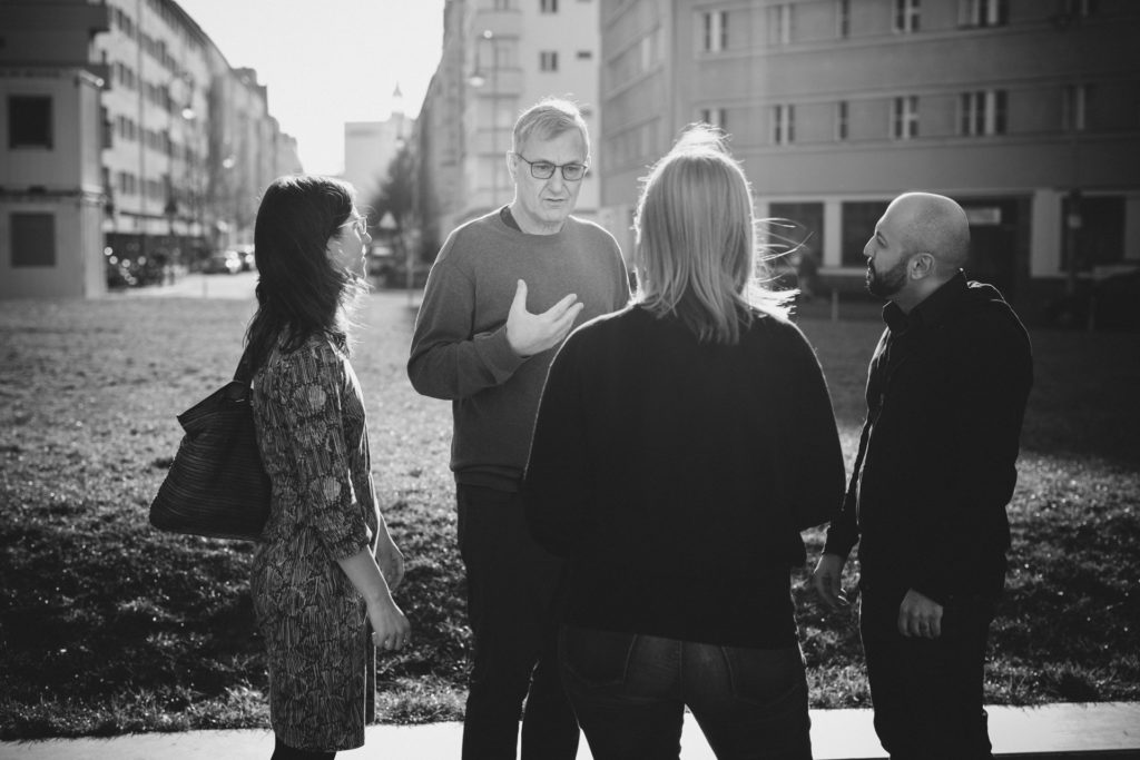 Reportage Politik: Parteivorsitzender Bernd Riexinger unterhält sich mit Gruppe