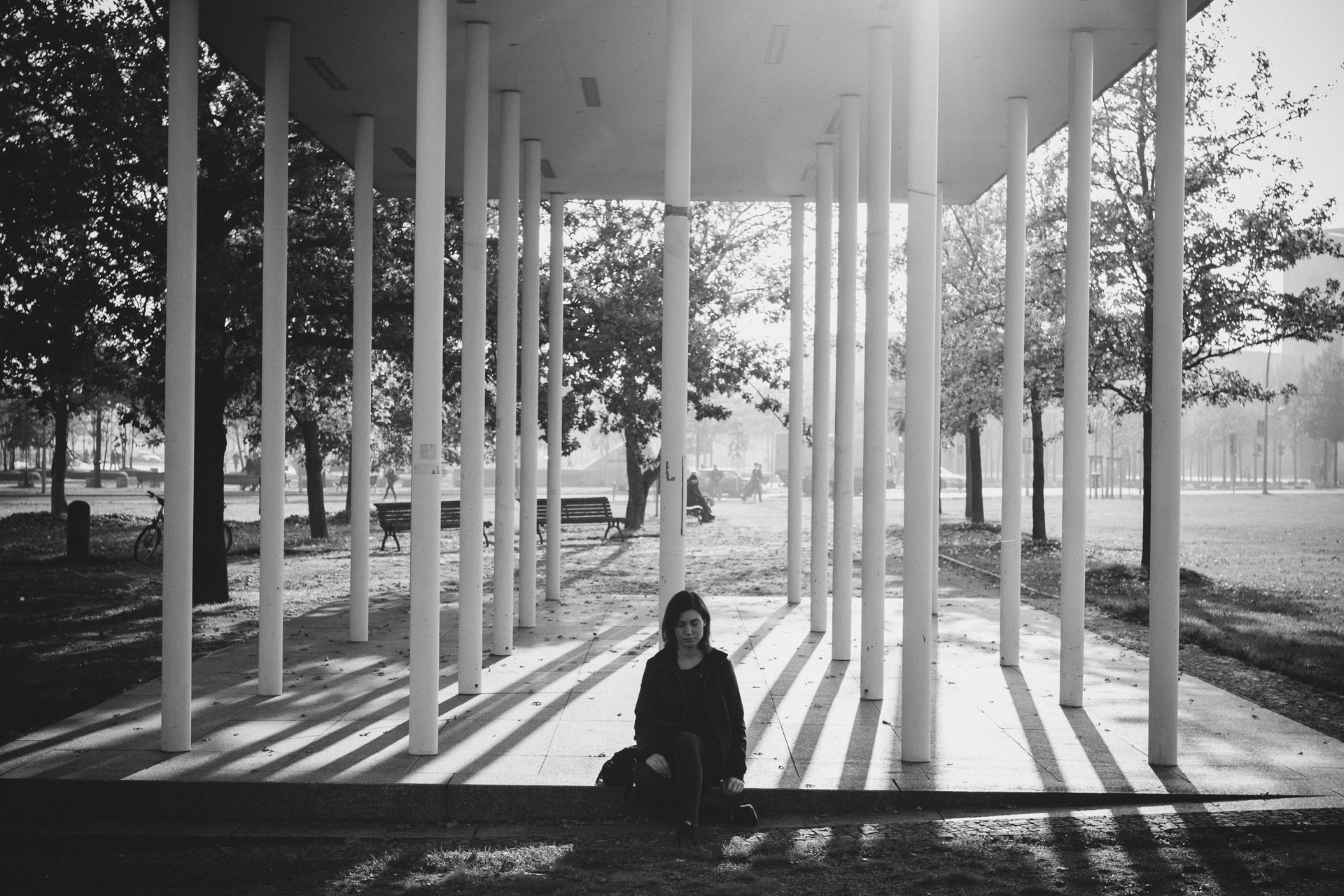 Portraitfoto Berlin: Poetry-Slamerin Kerstin Neuhaus im Gegenlicht