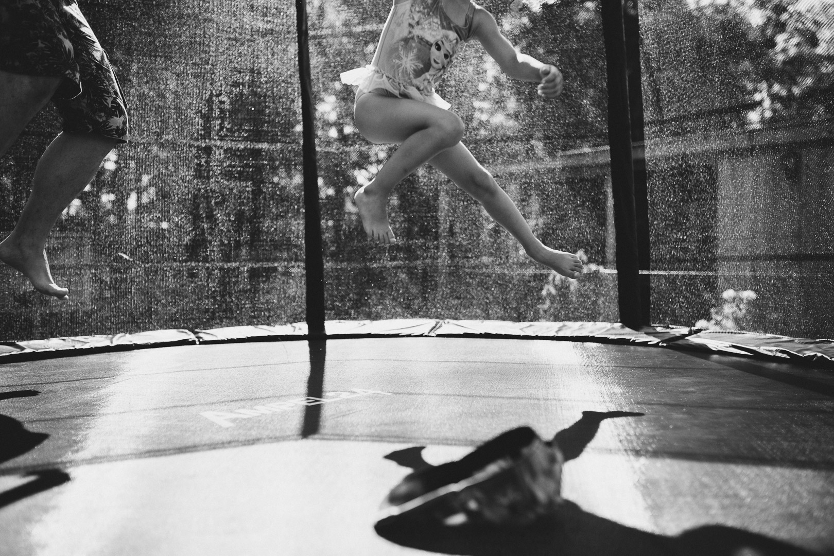 Familienfotograf Berlin: Vater undTochter auf Trampolin bei Familienreportage in Kladow